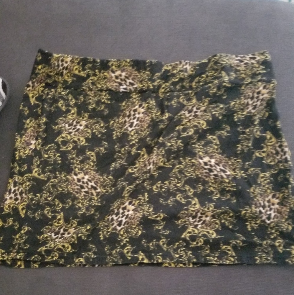 Like an Angel sz 3X Black w/ green swirl skirt